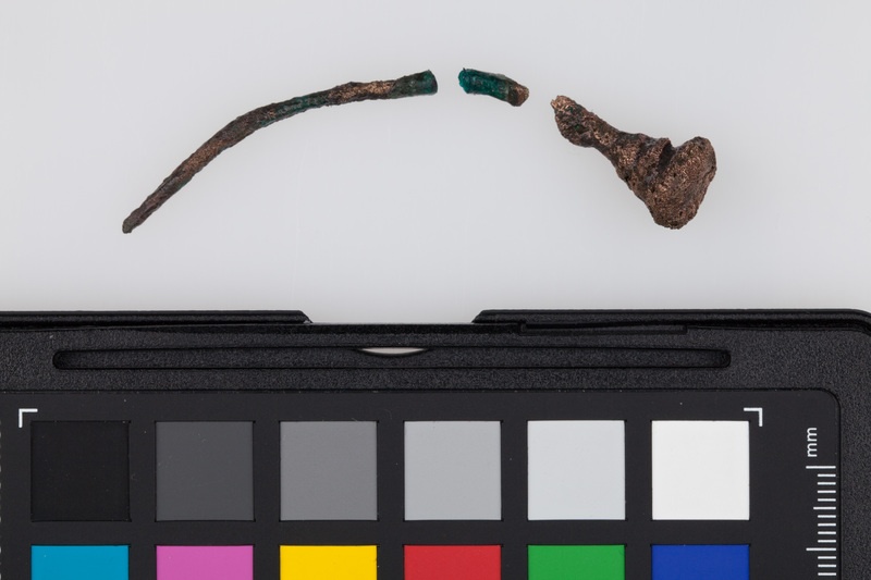 Szpila brązowa o główce poprzecznie żebrowanej i trzpieniu o przekroju okrągłym