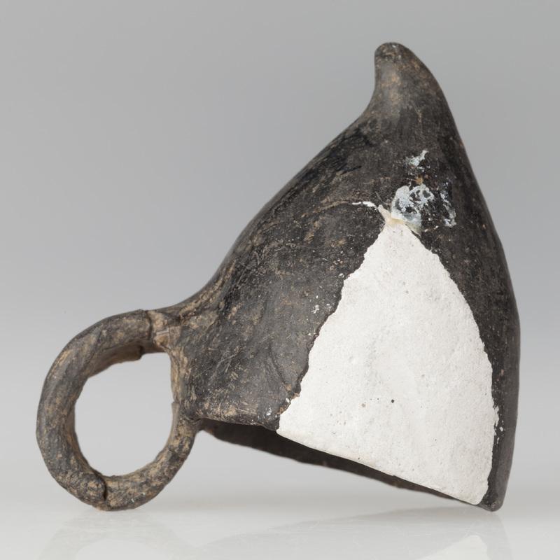 Naczynie z taśmowatym uchem i spiczastym dnem