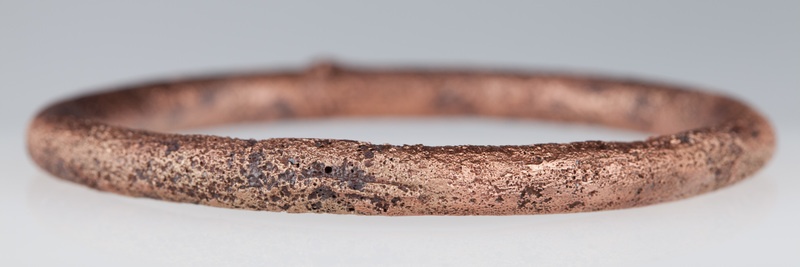 Lite bransolety wykonane z brązowego drutu