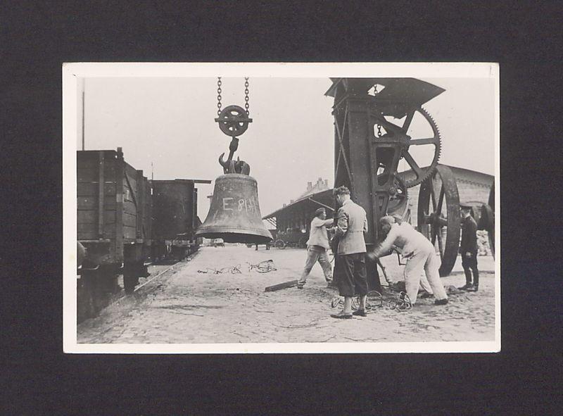 Wyładunek dzwonu na dworcu towarowym w Gnieźnie.