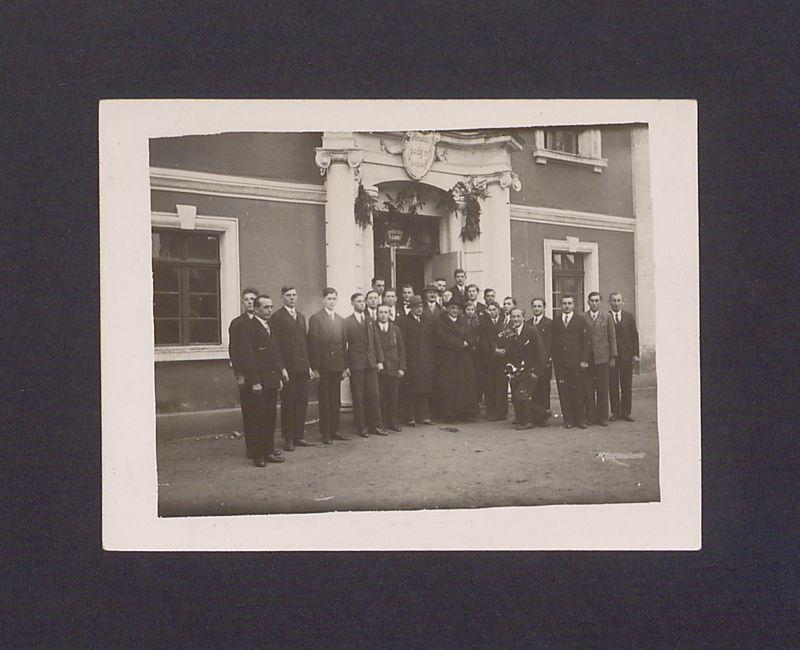 Przed gmachem Uniwersytetu Ludowego grupa uczniów i nauczycieli wita ks. dyr. Antoniego Ludwiczaka, dn. 20-12-1932