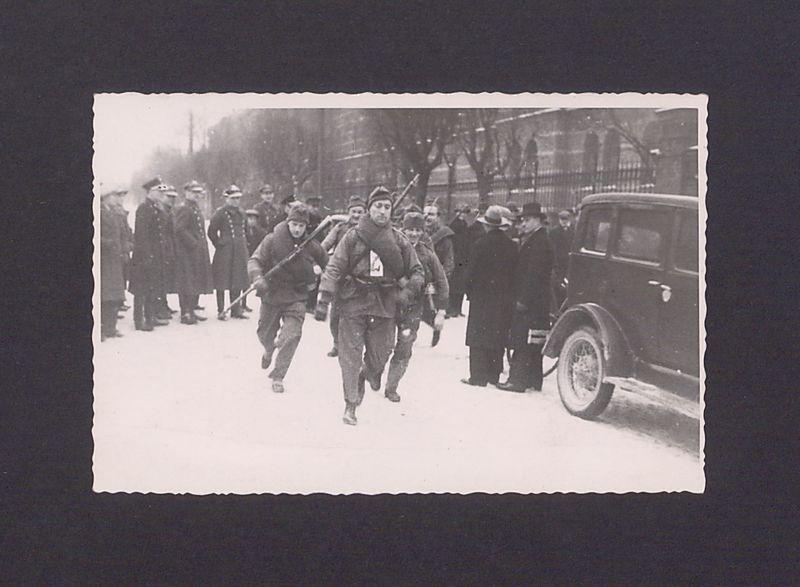 17 rocznica powstania wielkopolskiego w Gnieźnie. Grupa zawodników corocznego rajdu na starcie przed koszarami.