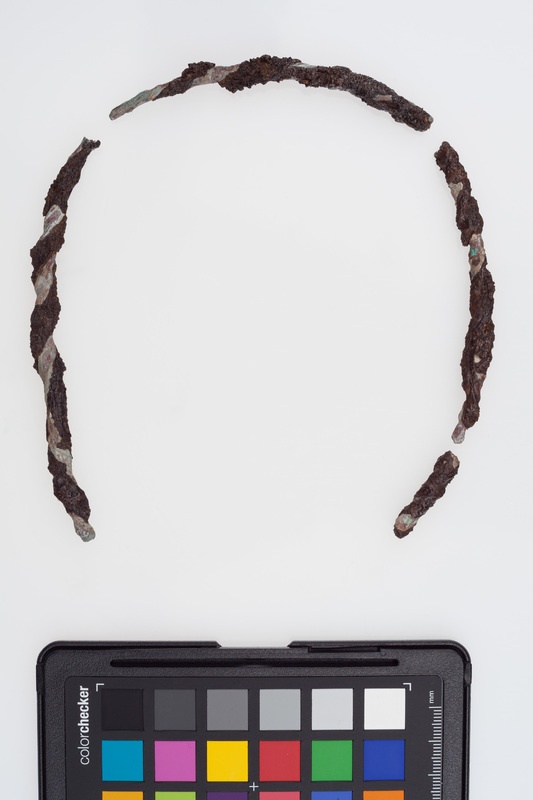 Fragmenty tordowanego naszyjnika