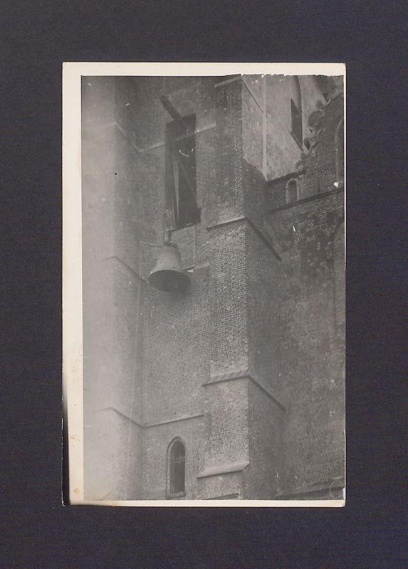 Dzwon "Wojciech" podczas zawieszania w północnej wieży katedry.