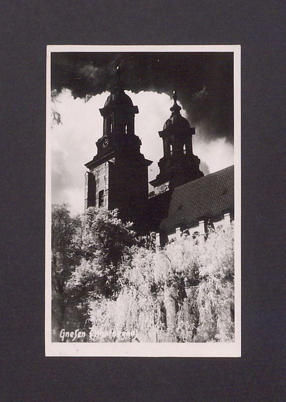 Widok na bazylikę i jej wieże z północno-zachodniej strony.