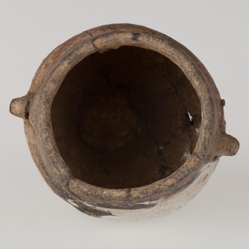 Miniaturowa amforka w kształcie naczynia dwustożkowatego, zaopatrzona w dwa ucha