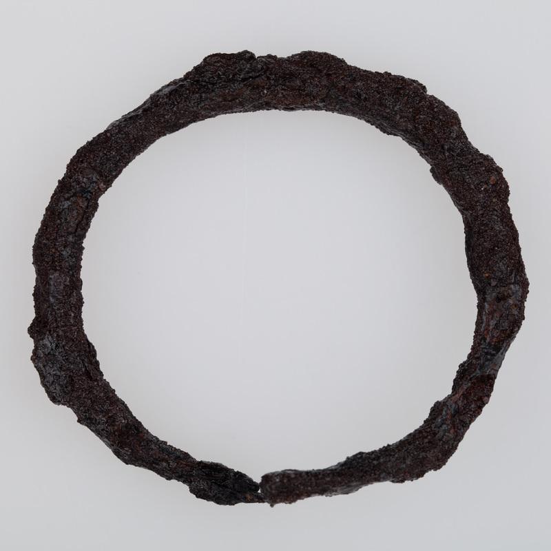 Bransolety z końcami zachodzącymi na siebie, wykonane z pręta żelaznego o przekroju okrągłym