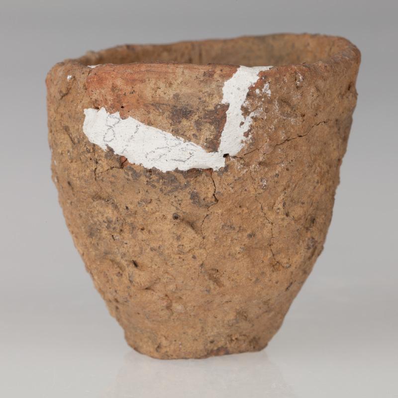 Miniaturowe naczynko stożkowate zdobione ornamentem paznokciowym