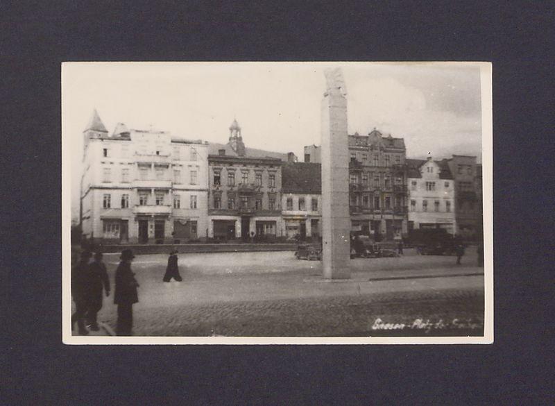 Gnieźnieński Rynek z kolumną z niemieckim orłem.
