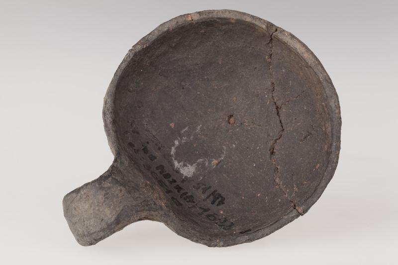 Miniaturowy czerpak o taśmowatym uchu