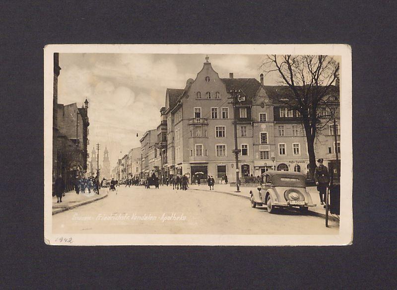 Fragment ul. Chrobrego obejmujący skrzyżowanie  z ul. Łubieńskiego w kierunku katedry.