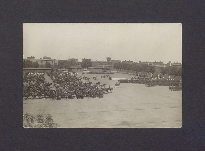 Święto pułkowe w Gnieźnie. Przygotowania do defilady na placu koszarowym.