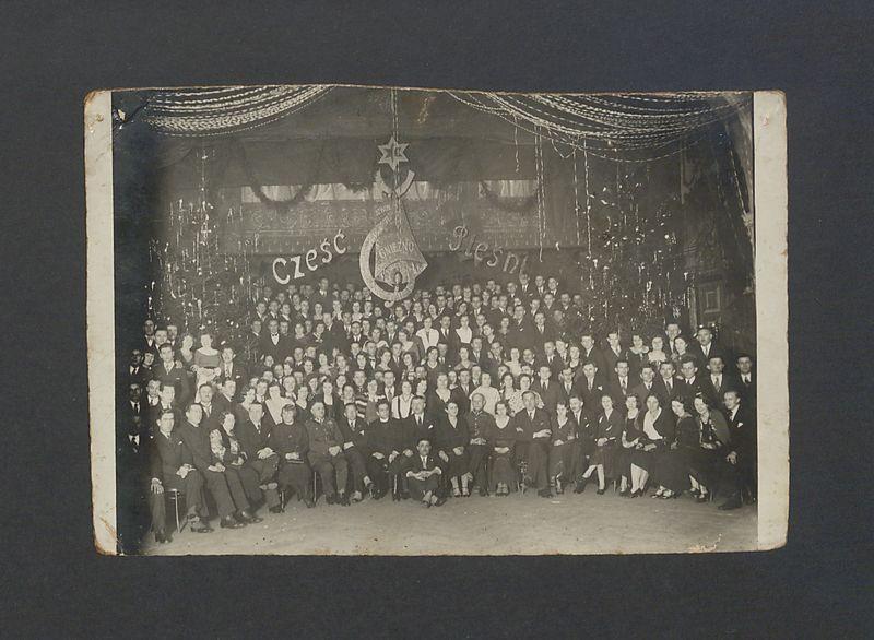 Zabawa sylwestrowa 1932/1933 członków chóru „Dzwon” i ich rodzin.