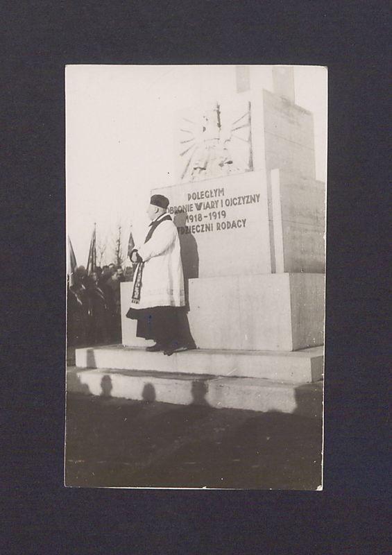 17 rocznica powstania wielkopolskiego w Gnieźnie. Ks. Mateusz Zabłocki przed pomnikiem powstańców na cmentarzu św. Piotra.