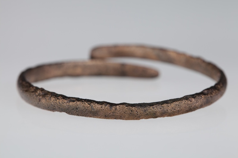 Bransoletka brązowa wykonana z płasko - kulistej taśmy