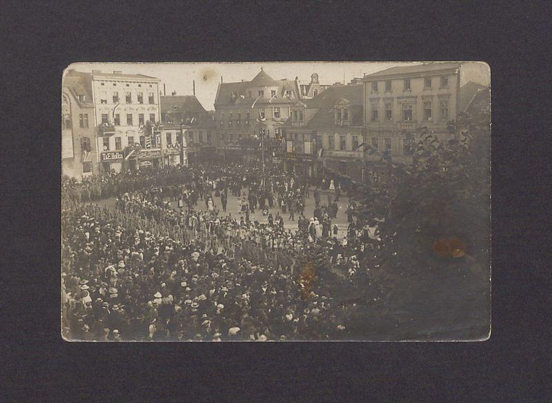 Przemarsz wojska polskiego do gnieźnieńskiej katedry.