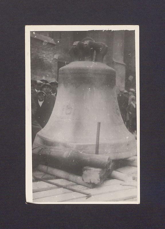 Dzwon "Wojciech" tuż przed rozpoczęciem akcji zawieszania w północnej wieży katedry.