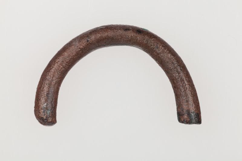 Fragment pierścienia wykonanego z drutu brązowego o przekroju okrągłym