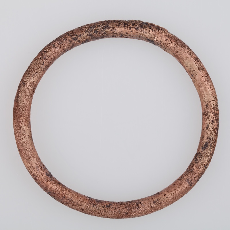 Lite bransolety wykonane z brązowego drutu