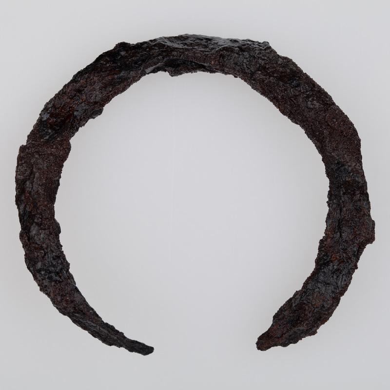 Bransolety z końcami zachodzącymi na siebie, wykonane z pręta żelaznego o przekroju okrągłym