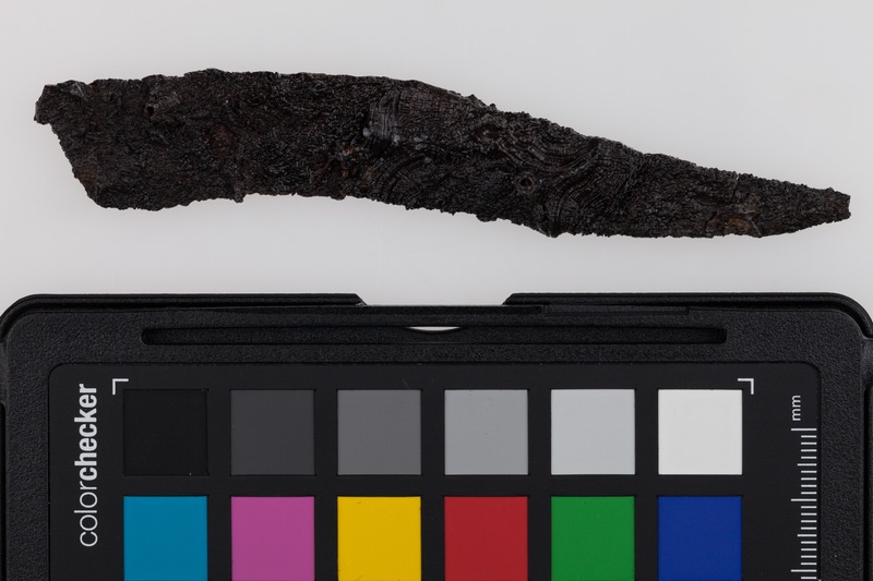 Nóż żelazny o łukowatym ostrzu