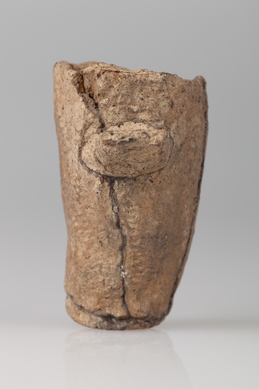 Miniaturowy kubek z uszkodzonym, taśmowatym uchem