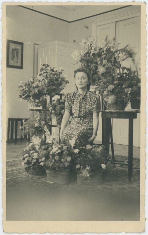 Elwira Maria Fibiger we wnętrzu rodzinnego domu przy ul. Chopina 9 w Kaliszu