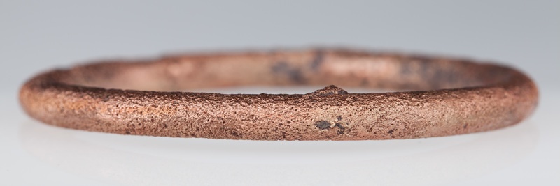 Lite bransolety wykonane z brązowego drutu