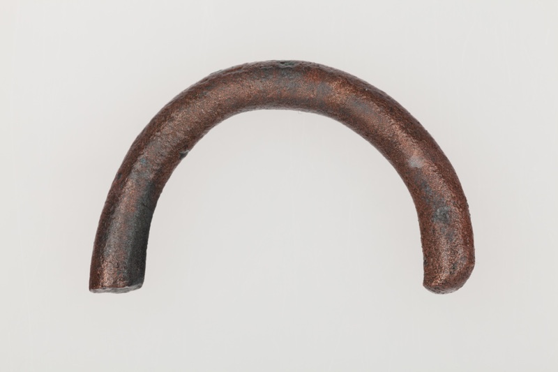 Fragment pierścienia wykonanego z drutu brązowego o przekroju okrągłym