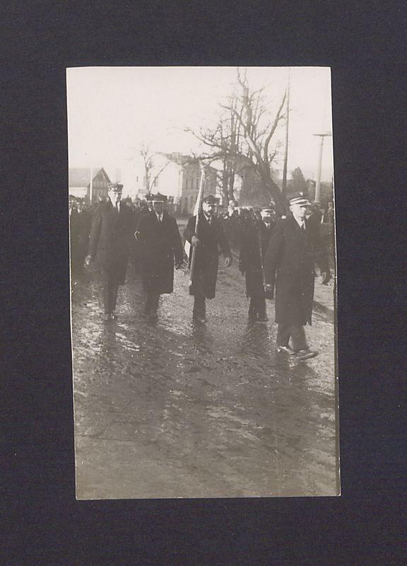 17 rocznica powstania wielkopolskiego w Gnieźnie. Powrót uczestników mundurowych z cmentarza św. Piotra, przemarsz ul. Świętokrzyską, tuż za zakrętem.