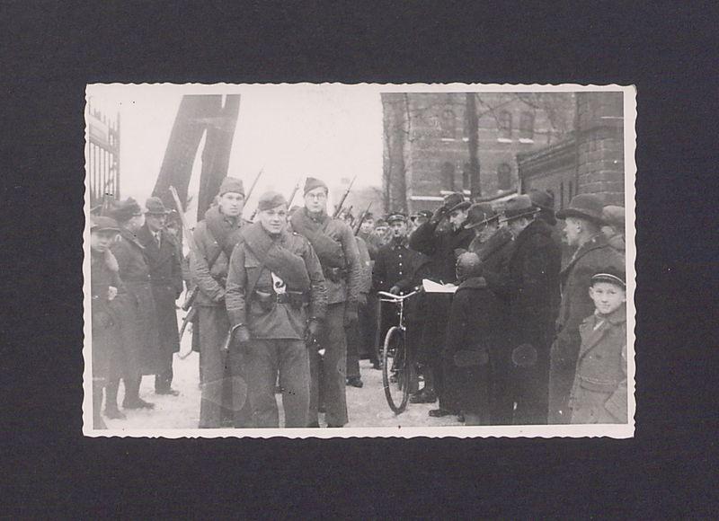 17 rocznica powstania wielkopolskiego w Gnieźnie. Grupa członków Towarzystwa Gimnastycznego „Sokół”, uczestników corocznego rajdu na starcie przed koszarami.