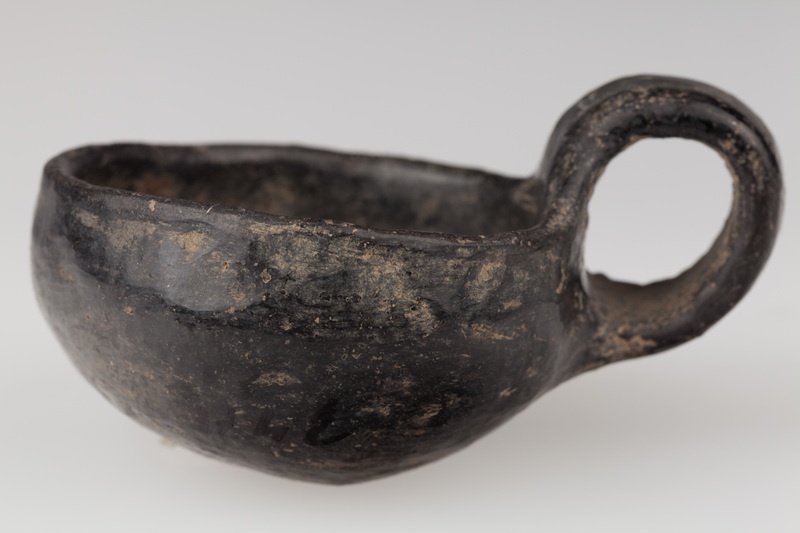 Miniaturowy czerpak z taśmowatym uchem