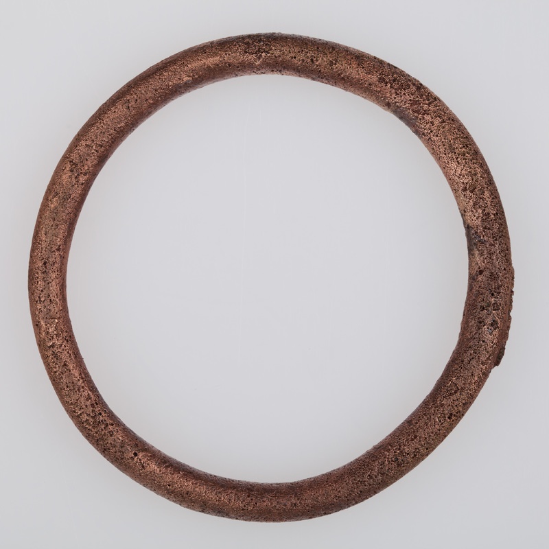 Lite bransolety wykonane z brązowego drutu