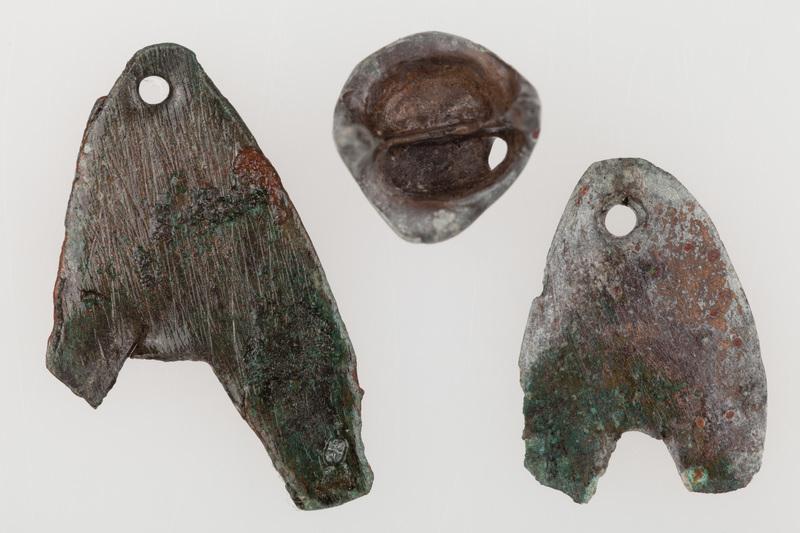 Dwie sercowate zawieszki wykonane z cienkiej blachy brązowej, zaopatrzone w dwa otwory