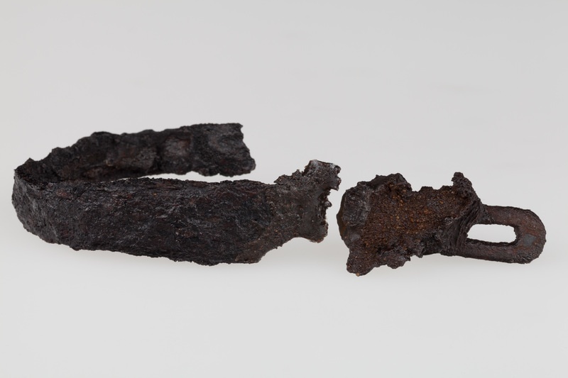 Metalowe części tarczy (połowa umba, imacz, okucia boków)