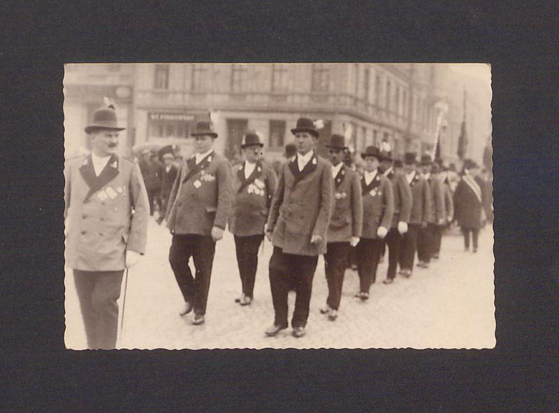 Kondukt pogrzebowy Kurkowego Bractwa Strzeleckiego w Gnieźnie.