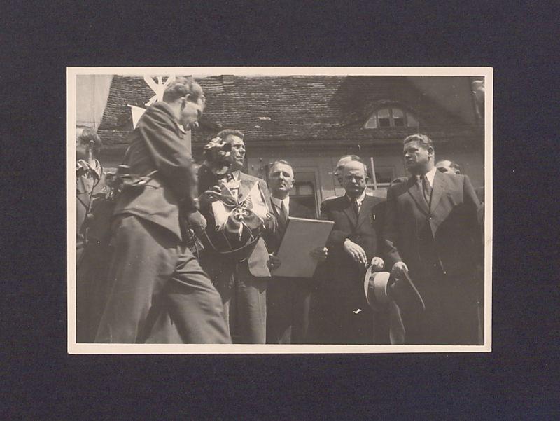 Prezentacja odznaczenia Orderem Odrodzenia Polski.