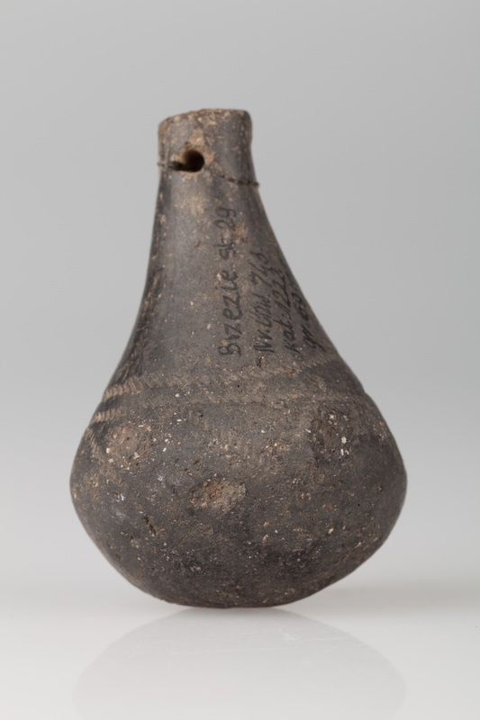 Grzechotka gliniana kształtu gruszkowatego