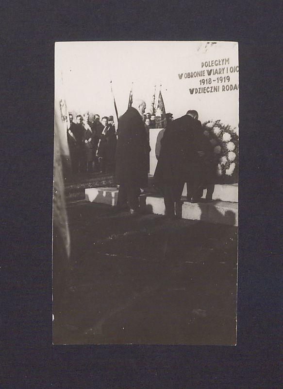 17 rocznica powstania wielkopolskiego w Gnieźnie. Komitet Honorowy, m.in. Stanisław Wrzaliński, przed pomnikiem powstańców na cmentarzu św. Piotra.