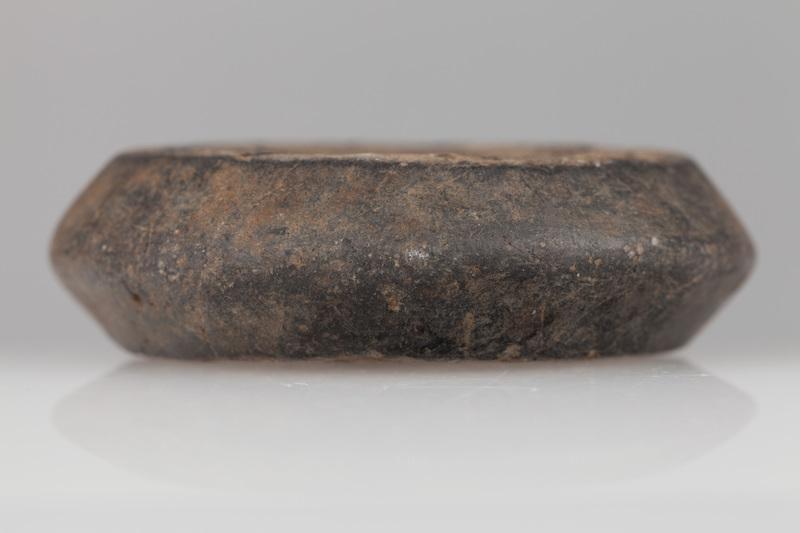 Przęślik gliniany z okrągłym otworem