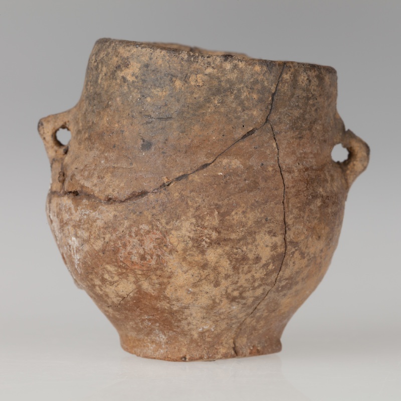 Miniaturowa amforka w kształcie naczynia dwustożkowatego, zaopatrzona w dwa ucha