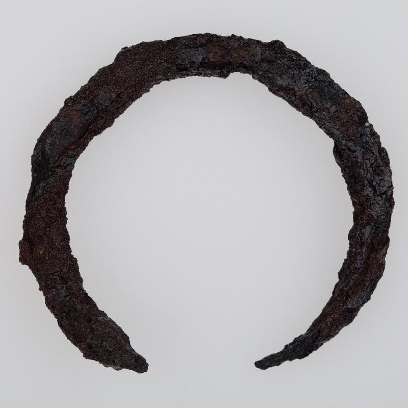 Bransolety z końcami zachodzącymi na siebie, wykonane z pręta żelaznego o przekroju okrągłym