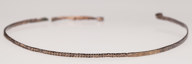 Naszyjnik z drutu brązowego, tordowany