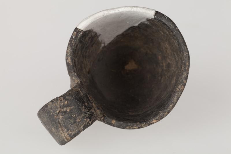 Naczynie z taśmowatym uchem i spiczastym dnem