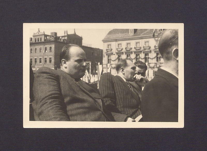 Uczestnicy spotkania z Bolesławem Bierutem na tle zachodniej pierzei Rynku.