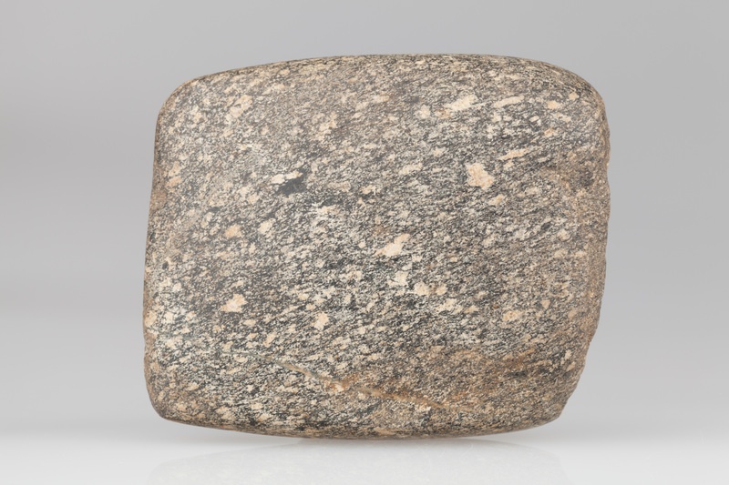 Fragment siekierki kamiennej czterościennej