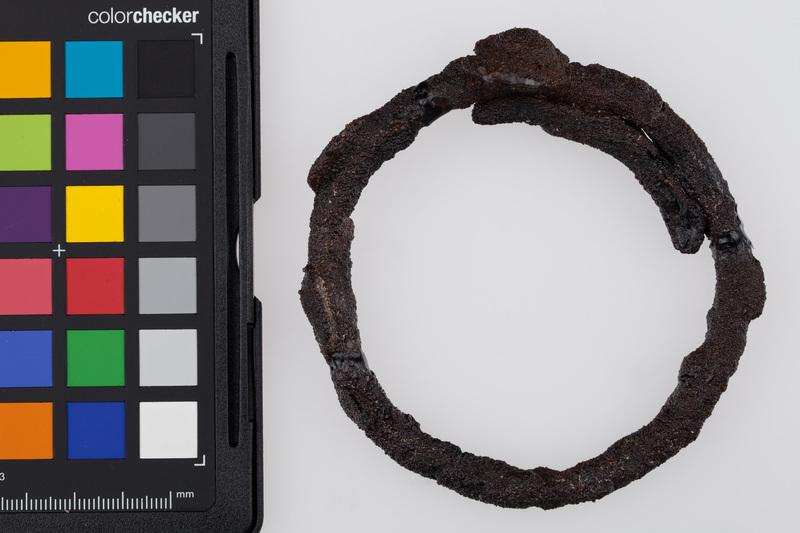 Para bransolet żelaznych przywartych do siebie