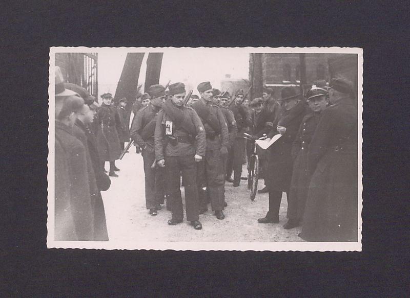 17 rocznica powstania wielkopolskiego w Gnieźnie. Grupa zawodników corocznego rajdu na starcie przed koszarami.