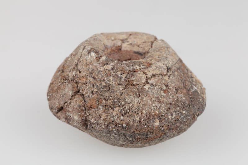 Przęślik gliniany dwustożkowaty, zdeformowany (przepalony)