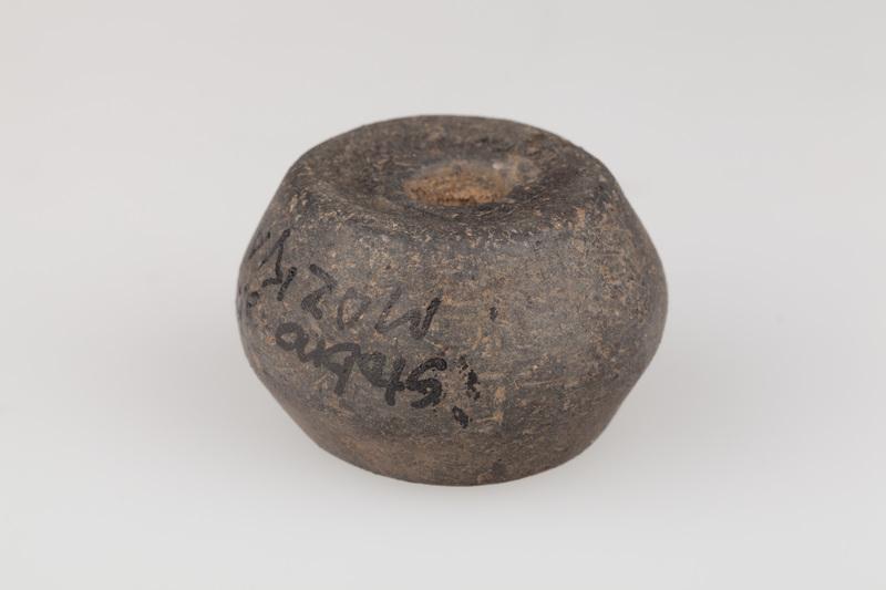 Przęślik gliniany dwustożkowaty z otworem